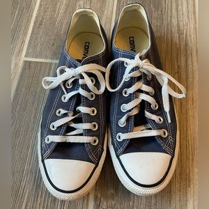 Navy Converse, size 8! Very gently worn.